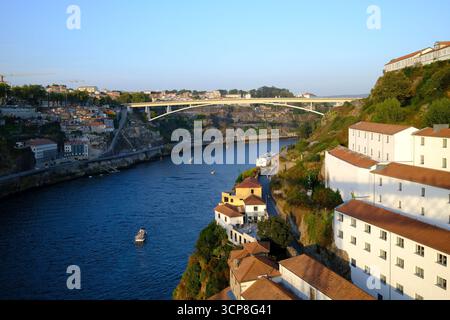 Vue sur le fleuve Douro, maisons et pont à Porto, Portugal Banque D'Images