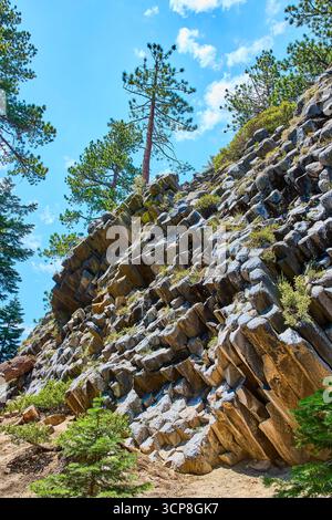 Devils Postpile colonnes de basalte avec des pins et Blue Sky en été de Californie Banque D'Images