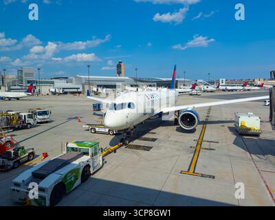 Delta Air Lines Airbus 220-100 N113DQ à Boston Logan International Airport, Boston, Massachusetts ma, États-Unis. Banque D'Images
