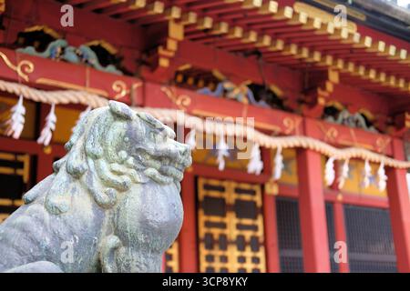Chien lion komainu en pierre gardant l'entrée du temple Senso-ji et du sanctuaire shinto à Asakusa, Tokyo, Japon ; destiné à éloigner les mauvais esprits. Banque D'Images
