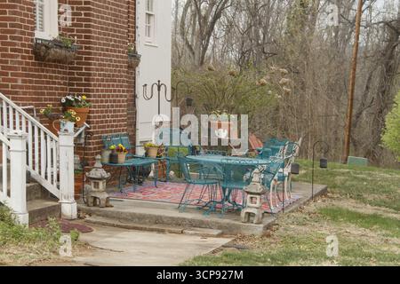 Virginie, États-Unis. Patio simple avec coin salon dans une cour arrière d'une résidence privée. Banque D'Images