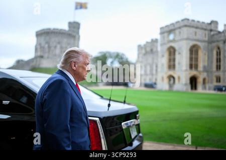 Le président Donald J. Trump arrive au château de Windsor par un convoi lors de sa visite officielle au Royaume-Uni. Windsor, Angleterre. 16 septembre 2025. Image reproduite avec l'aimable autorisation de la Maison Blanche. Banque D'Images