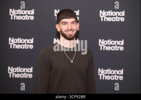 Londres, Royaume-Uni. 24 septembre 2025. L'invité arrive au Théâtre National pour la soirée d'ouverture de Bacchae. Cristina Massei/Alamy Live News Banque D'Images
