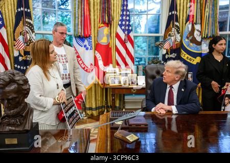 Le président Donald J. Trump rencontre les otages israéliens libérés Ohad Ben ami et Raz Ben ami, ainsi que Ilay et Leela David, frères et sœurs d’Evyatar David qui reste pris en otage par le Hamas, dans le bureau ovale de la Maison Blanche. Washington, D.C. le 9 septembre 2025. Image reproduite avec l'aimable autorisation de la Maison Blanche. Image reproduite avec l'aimable autorisation de la Maison Blanche. Banque D'Images