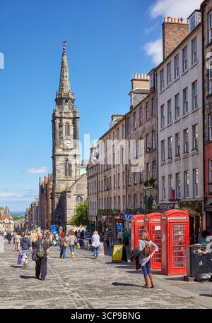 Édimbourg, Écosse - 18 juin 2010 : la partie du col Royal Mile près de l'église paroissiale Tron Kirk avec sa flèche en pierre proéminente sur la tour de l'horloge. Edin Banque D'Images