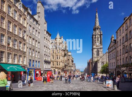 Édimbourg, Écosse - 18 juin 2010 : la partie du col Royal Mile près de l'église paroissiale Tron Kirk avec sa flèche en pierre proéminente sur la tour de l'horloge. Edin Banque D'Images