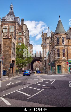 Édimbourg, Écosse - 18 juin 2010 : la rue Cowgate (Cougait) est la partie du niveau inférieur de la vieille ville, qui se trouve en dessous des rues surélevées de Banque D'Images