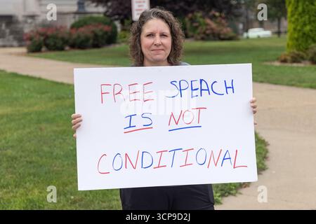 Un premier rassemblement d'amendement a attiré des citoyens opposés à l'administration Trump au palais de justice du comté de Mount Pleasant, Iowa, États-Unis, le 21 septembre Banque D'Images