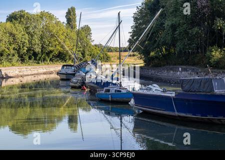 Plusieurs petits voiliers et yachts amarrés dans un canal à Spike Island, Widnes Banque D'Images