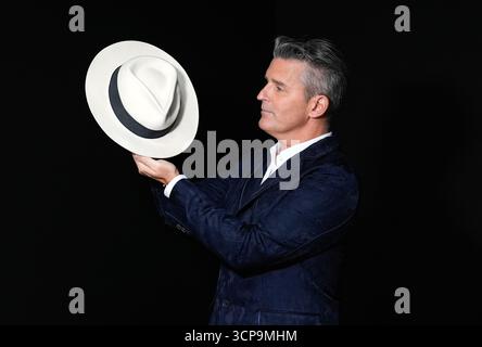 Stephen Lane, PDG de Propstore, détient la Fedora blanche portée par Michael Jackson dans le clip de Smooth Criminal, avec une estimation de £40 000 à £80,000, lors d'un aperçu de la prochaine vente aux enchères de souvenirs musicaux, qui aura lieu à Londres du 23 au 24 octobre. Date de la photo : mardi 16 septembre 2025. Banque D'Images