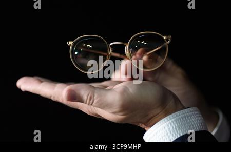 Stephen Lane, PDG de Propstore, détient les lunettes teintées prescription Lost Weekend de John Lennon, pour une estimation de £150 000 à £300,000, lors d'un aperçu de la prochaine vente aux enchères de souvenirs musicaux, qui aura lieu à Londres du 23 au 24 octobre. Date de la photo : mardi 16 septembre 2025. Banque D'Images