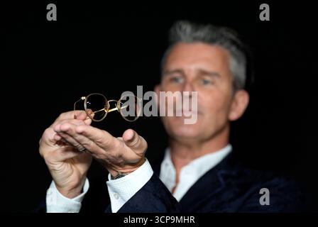 Stephen Lane, PDG de Propstore, détient les lunettes teintées prescription Lost Weekend de John Lennon, pour une estimation de £150 000 à £300,000, lors d'un aperçu de la prochaine vente aux enchères de souvenirs musicaux, qui aura lieu à Londres du 23 au 24 octobre. Date de la photo : mardi 16 septembre 2025. Banque D'Images