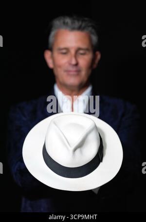 Stephen Lane, PDG de Propstore, détient la Fedora blanche portée par Michael Jackson dans le clip de Smooth Criminal, avec une estimation de £40 000 à £80,000, lors d'un aperçu de la prochaine vente aux enchères de souvenirs musicaux, qui aura lieu à Londres du 23 au 24 octobre. Date de la photo : mardi 16 septembre 2025. Banque D'Images