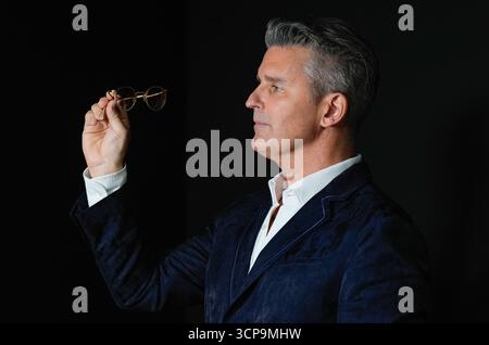 Stephen Lane, PDG de Propstore, détient les lunettes teintées prescription Lost Weekend de John Lennon, pour une estimation de £150 000 à £300,000, lors d'un aperçu de la prochaine vente aux enchères de souvenirs musicaux, qui aura lieu à Londres du 23 au 24 octobre. Date de la photo : mardi 16 septembre 2025. Banque D'Images