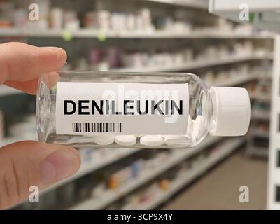 Boite de COMPRIMES de DENILEUKIN sur table de pharmacie hospitalière UTILISEE dans le traitement du lymphome T CUTAN'E a par PROTEINE de fusion. Banque D'Images