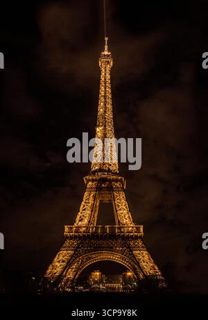 Torre Eiffel en París, Francia : ícono turístico mundial y símbolo arquitectónico europeo Banque D'Images