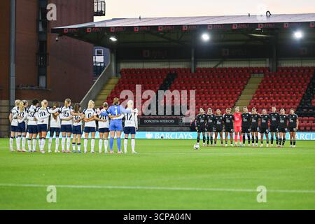 Londres, Royaume-Uni. 24 septembre 2025. Londres, Eangland, 24 septembre 2025 : les joueuses observent une minute de silence pendant le match de la Subway Women's League Cup entre Tottenham Hotspur et Aston Villa au Brisbane Road Stadium le 24 septembre 2025 à Londres, Angleterre. (Yaroslav Dunka/SPP) crédit : SPP Sport Press photo. /Alamy Live News Banque D'Images