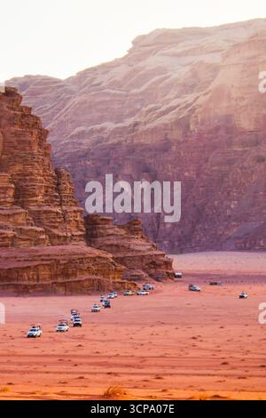 Convoi de jeeps 4x4 conduisant à travers les spectaculaires montagnes de grès du désert de Wadi Rum, concept de voyage d'aventure, d'exploration, de tourisme et moyen EAS Banque D'Images