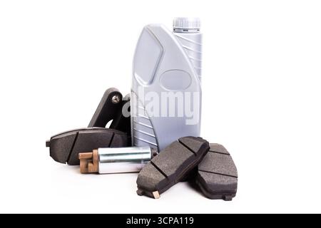 Outils de réparation automobile avec plaquettes de frein et réservoir d'huile pour l'entretien du véhicule Banque D'Images