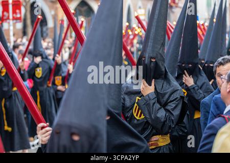 La confrérie silencieuse d'el Cristo de burgos pendant la Semana Santa dans le centre de Séville montrant leur dévotion à San Pedro et Madre de Dios d. Banque D'Images