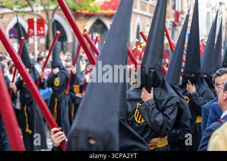 La confrérie silencieuse d'el Cristo de burgos pendant la Semana Santa dans le centre de Séville montrant leur dévotion à San Pedro et Madre de Dios d. Banque D'Images