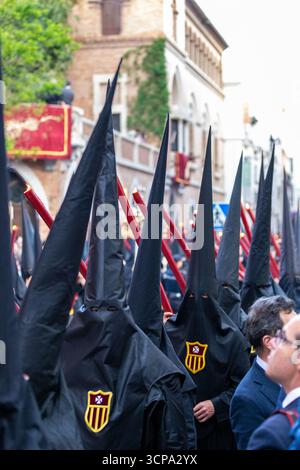 La confrérie silencieuse d'el Cristo de burgos pendant la Semana Santa dans le centre de Séville montrant leur dévotion à San Pedro et Madre de Dios d. Banque D'Images