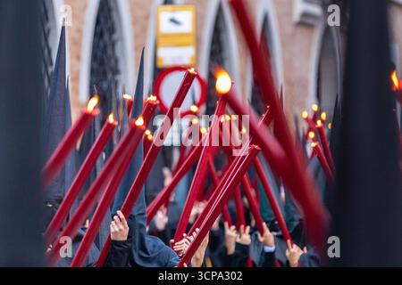 La confrérie silencieuse d'el Cristo de burgos pendant la Semana Santa dans le centre de Séville montrant leur dévotion à San Pedro et Madre de Dios d. Banque D'Images