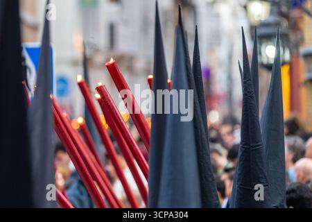 La confrérie silencieuse d'el Cristo de burgos pendant la Semana Santa dans le centre de Séville montrant leur dévotion à San Pedro et Madre de Dios d. Banque D'Images