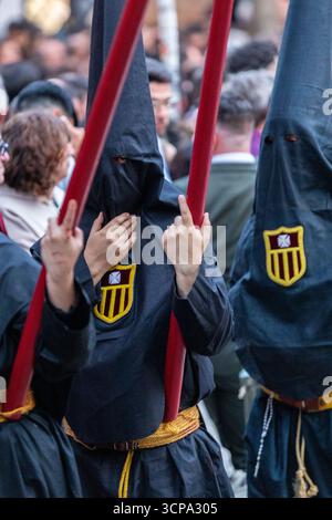 La confrérie silencieuse d'el Cristo de burgos pendant la Semana Santa dans le centre de Séville montrant leur dévotion à San Pedro et Madre de Dios d. Banque D'Images