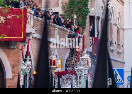 La confrérie silencieuse d'el Cristo de burgos pendant la Semana Santa dans le centre de Séville montrant leur dévotion à San Pedro et Madre de Dios d. Banque D'Images