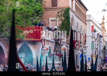 La confrérie silencieuse d'el Cristo de burgos pendant la Semana Santa dans le centre de Séville montrant leur dévotion à San Pedro et Madre de Dios d. Banque D'Images