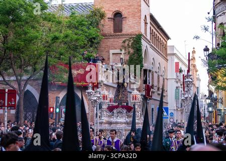 La confrérie silencieuse d'el Cristo de burgos pendant la Semana Santa dans le centre de Séville montrant leur dévotion à San Pedro et Madre de Dios d. Banque D'Images