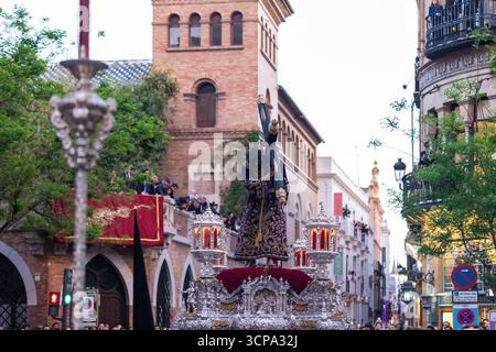 La confrérie silencieuse d'el Cristo de burgos pendant la Semana Santa dans le centre de Séville montrant leur dévotion à San Pedro et Madre de Dios d. Banque D'Images