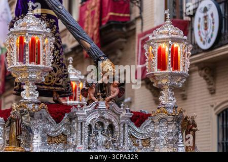 La confrérie silencieuse d'el Cristo de burgos pendant la Semana Santa dans le centre de Séville montrant leur dévotion à San Pedro et Madre de Dios d. Banque D'Images