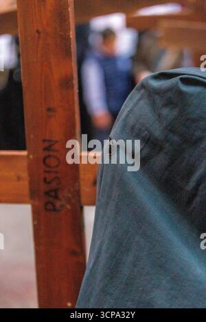 La confrérie silencieuse d'el Cristo de burgos pendant la Semana Santa dans le centre de Séville montrant leur dévotion à San Pedro et Madre de Dios d. Banque D'Images