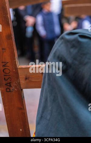 La confrérie silencieuse d'el Cristo de burgos pendant la Semana Santa dans le centre de Séville montrant leur dévotion à San Pedro et Madre de Dios d. Banque D'Images