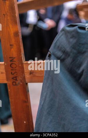 La confrérie silencieuse d'el Cristo de burgos pendant la Semana Santa dans le centre de Séville montrant leur dévotion à San Pedro et Madre de Dios d. Banque D'Images
