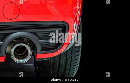 Gros plan entrée en métal sur la voiture moderne rouge arrière sur fond de couleur noire et espace de copie Banque D'Images