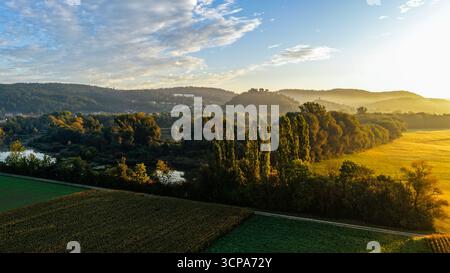 Lumière du matin sur la forêt luxuriante, Fields et Hillside Village Banque D'Images