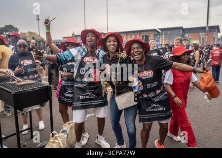Johannesburg, Afrique du Sud. 24 septembre 2025. Les gens posent pour des photos lors d'un festival de barbecue organisé au stade Loftus de Pretoria, en Afrique du Sud, le 24 septembre 2025. Les Sud-Africains commémorent la Journée du patrimoine de cette année avec un grand festival braai (barbecue) ici mercredi, attirant plus de 2000 personnes à participer. Crédit : Shiraaz Mohamed/Xinhua/Alamy Live News Banque D'Images
