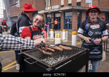 Johannesburg, Afrique du Sud. 24 septembre 2025. Les gens posent pour des photos lors d'un festival de barbecue organisé au stade Loftus de Pretoria, en Afrique du Sud, le 24 septembre 2025. Les Sud-Africains commémorent la Journée du patrimoine de cette année avec un grand festival braai (barbecue) ici mercredi, attirant plus de 2000 personnes à participer. Crédit : Shiraaz Mohamed/Xinhua/Alamy Live News Banque D'Images