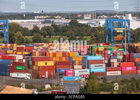 Terminal à conteneurs dans le port de Duisbourg sur le Rhin dans le district de Wanheim-Angerhausen, Duisbourg, région de la Ruhr, Rhénanie du Nord-Westphalie, Allemagne. CON Banque D'Images