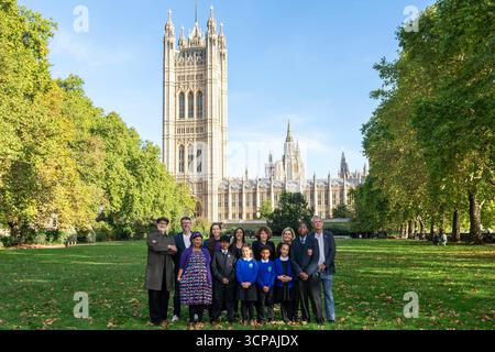 SEULS les enfants de l'école primaire Willow dans le nord de Londres rencontrent des auteurs, dont Cressida Cowell, Axel Scheffler, Rob Biddulph et Francesca Simon, aux Victoria Tower Gardens à Londres, pour célébrer un don de 1,8 million de livres sterling de la Foyle Foundation vers une campagne nationale, menée par le National Literary Trust et Penguin Books, pour fournir une bibliothèque dans chaque école primaire britannique d'ici 2029. Date de la photo : jeudi 25 septembre 2025. Banque D'Images