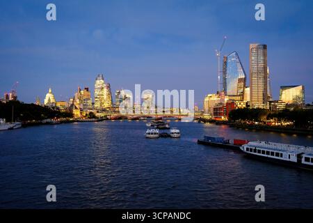 24 sept. 2025 - Londres, Royaume-Uni - Une vue depuis le pont de London Waterloo au crépuscule regardant vers la City de Londres avec ses gratte-ciel illuminés et le R Banque D'Images