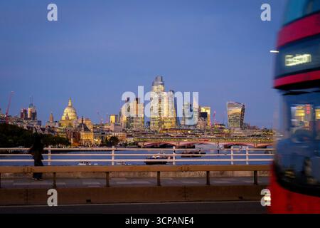 24 sept. 2025 - Londres, Royaume-Uni - Une vue depuis le pont de London Waterloo au crépuscule regardant vers la City de Londres avec ses gratte-ciel illuminés et le R Banque D'Images