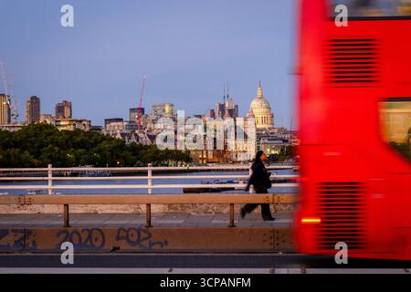 24 sept. 2025 - Londres, Royaume-Uni - Une vue depuis le pont de London Waterloo au crépuscule regardant vers la City de Londres avec ses gratte-ciel illuminés et le R Banque D'Images