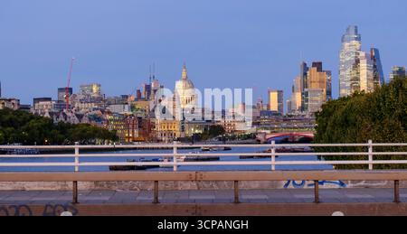 24 sept. 2025 - Londres, Royaume-Uni - Une vue depuis le pont de London Waterloo au crépuscule regardant vers la City de Londres avec ses gratte-ciel illuminés et le R Banque D'Images