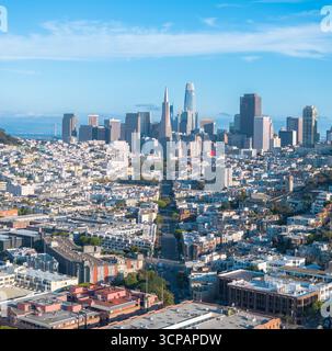 Vue aérienne des bâtiments de la ville, y compris la pyramide Transamerica, s'étirent vers le ciel, un mélange d'architecture moderne et classique sous un b clair Banque D'Images