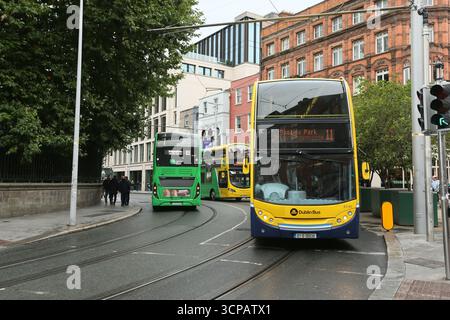 Dublin, Irlande - 19 septembre 2025 - des bus, dont un numéro 11, circulent le long des lignes de tramway Luas à Grafton Street dans la ville de Dublin par un après-midi couvert humide dans la capitale irlandaise Banque D'Images