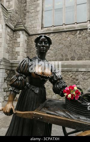 Dublin, Irlande - 19 septembre 2025 - statue de Molly Malone avec un bouquet de fleurs sur Saint Andrew's Street dans la ville de Dublin par un après-midi couvert humide dans la capitale irlandaise Banque D'Images